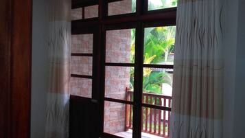 Deluxe Double Room with Mountain View and Balcony | Ropa de cama de alta calidad, camas con pillow-top y minibar