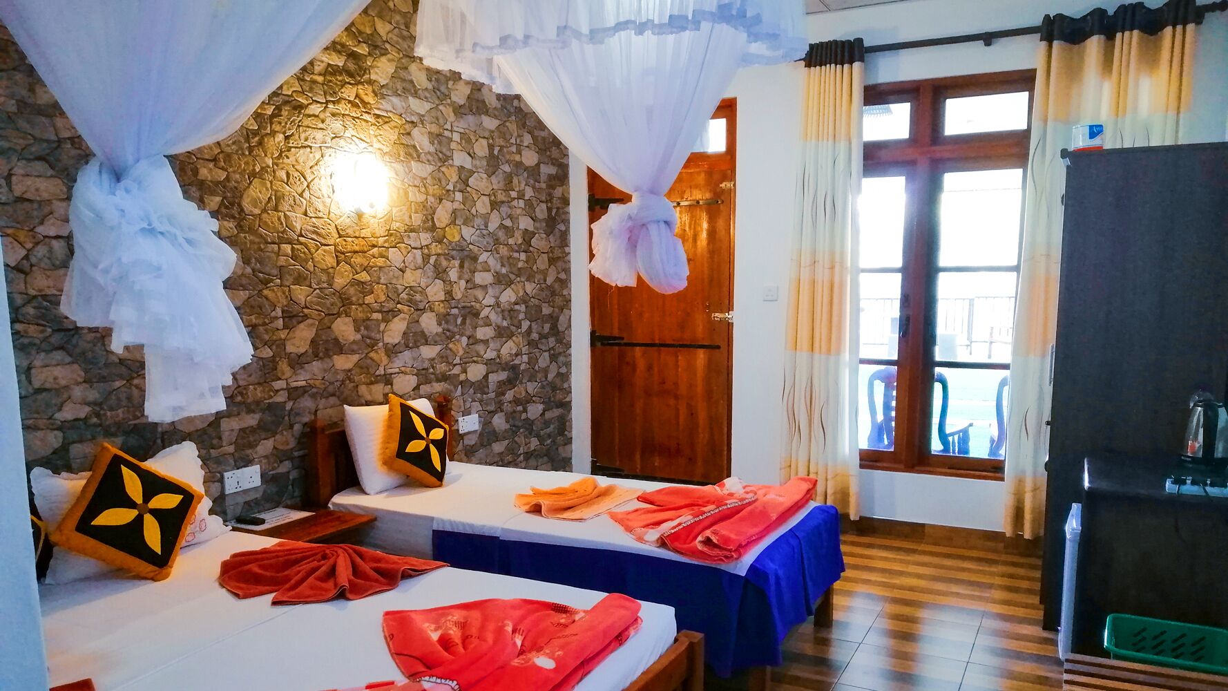 Deluxe Room or Twin Room with Terrace | Sängtillbehör av högsta kvalitet, bäddmadrasser och minibar