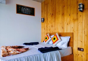 Superior Double Room with Mountain View and Balcony | Ylelliset vuodevaatteet, pillowtop-patjalliset sängyt, minibaari