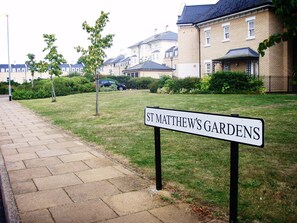 Property grounds - St. Matthew's Gardens Apartment (Cambridge)