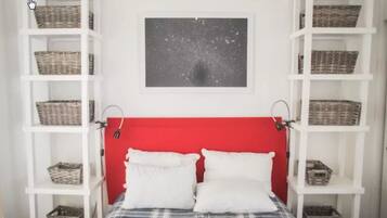 Departamento | Caja de seguridad en la habitación y tabla de planchar con plancha