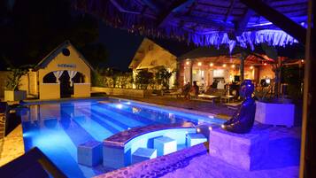 Piscine extérieure, parasols de plage, chaises longues