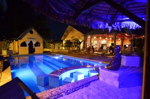 Piscine extérieure, parasols de plage, chaises longues