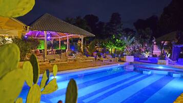 Outdoor pool, pool umbrellas, sun loungers