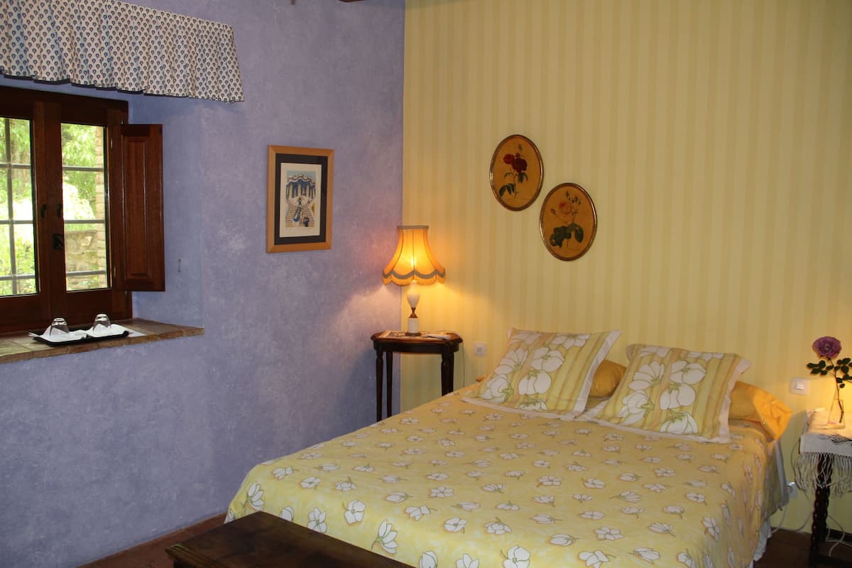Ropa de cama de alta calidad y escritorio