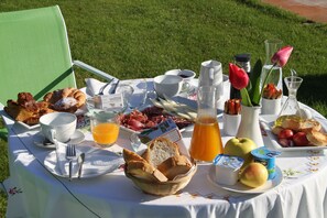 Outdoor dining - Mas Vilosa (Corca)