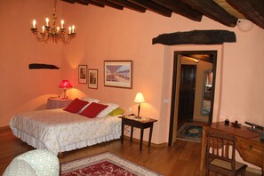 Premium bedding, desk, iron/ironing board, free WiFi - Mas Vilosa (Corca)