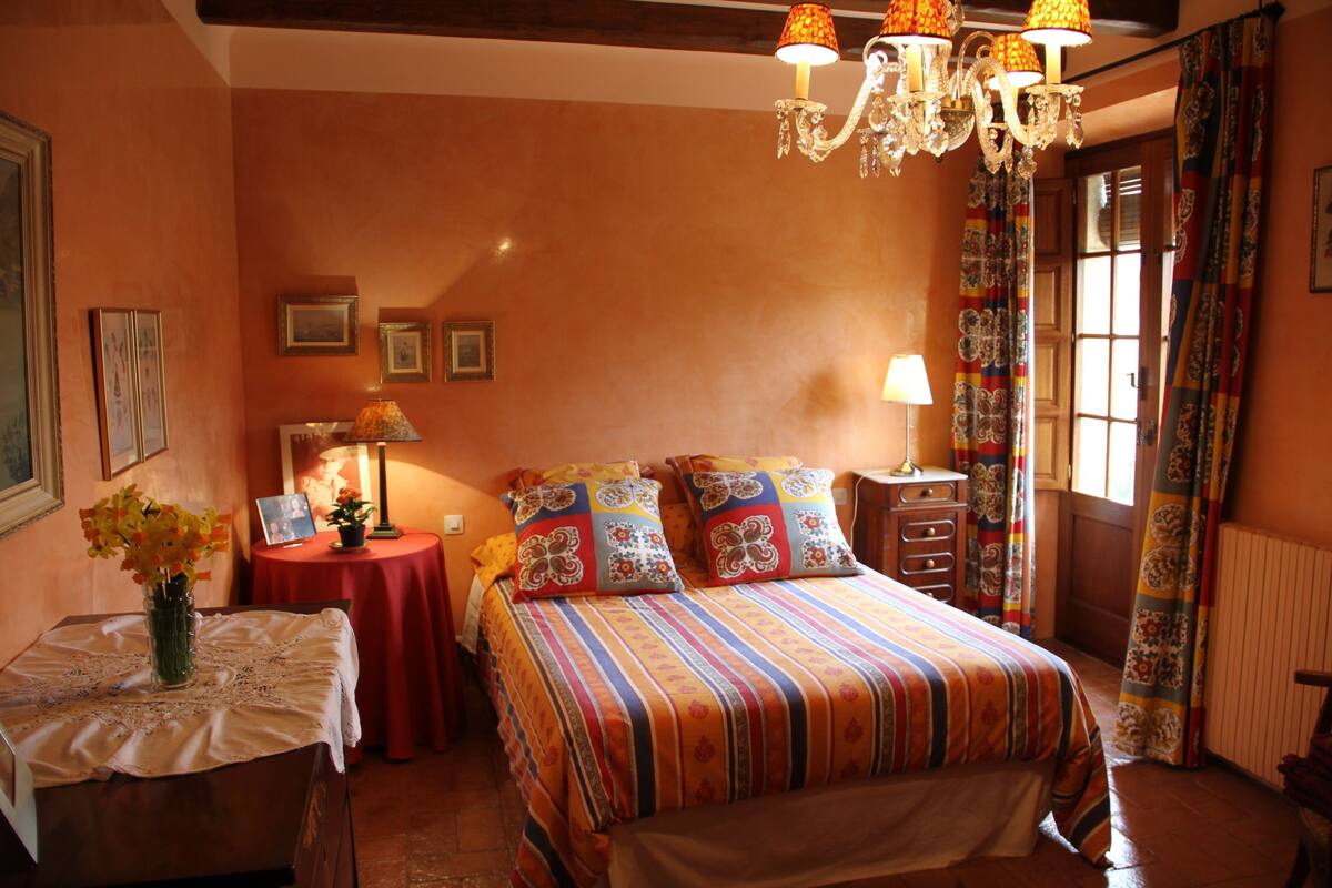 Economy Double Room (bathroom separate of room) | Premium bedding, desk, iron/ironing board, WiFi (free)