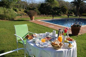 Outdoor dining - Mas Vilosa (Corca)