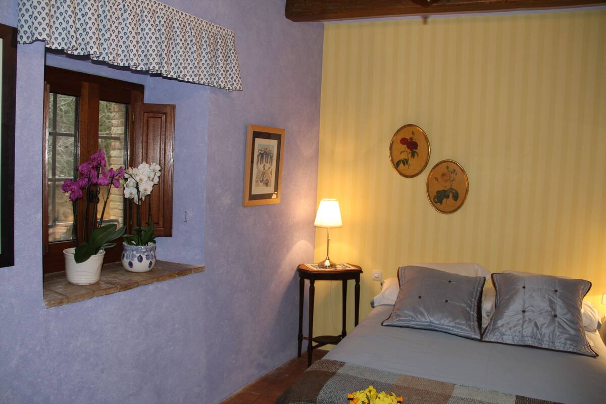 Deluxe Double Room | Premium bedding, desk, iron/ironing board, WiFi (free)
