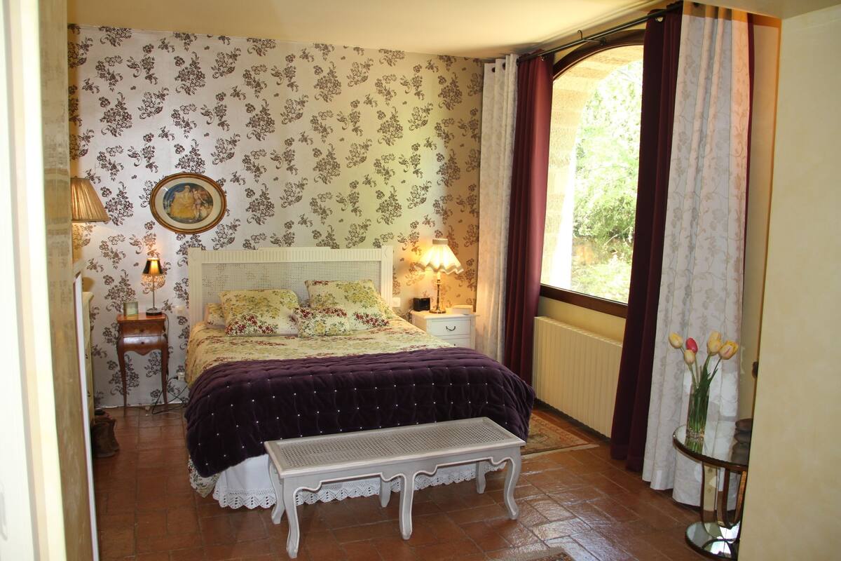 Imperial Suite | Premium bedding, desk, iron/ironing board, WiFi (free)