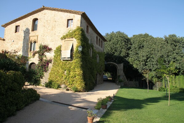 Front of property - Mas Vilosa (Corca)