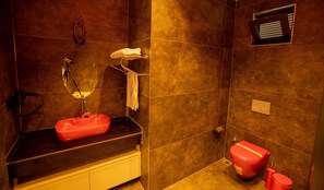 Habitación de lujo | Baño | Ducha, artículos de higiene personal gratuitos y secador de pelo