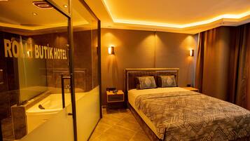 غرفة فاخرة. | 2 عدّة غرف نوم وميني بار ومكتب ومساحة عمل للكمبيوتر المحمول