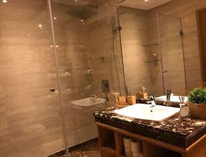 Apartamento de lujo, vistas a la playa | Baño | Ducha y cabezal de ducha tipo lluvia