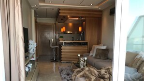 Apartemen Mewah, pemandangan pantai | Ruang keluarga | Televisi layar datar 55-inci dengan saluran TV satelit dan TV
