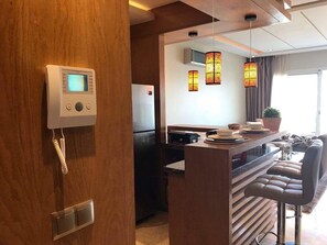 Apartamento superluxo, vista para a praia | Opções para refeição no quarto