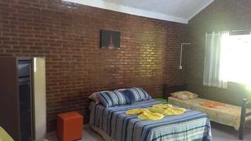 2 habitaciones, escritorio y ropa de cama