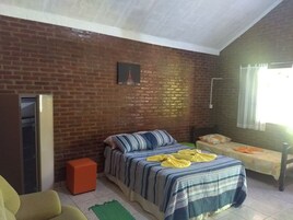 2 habitaciones, escritorio y ropa de cama 