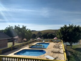 Una piscina al aire libre
