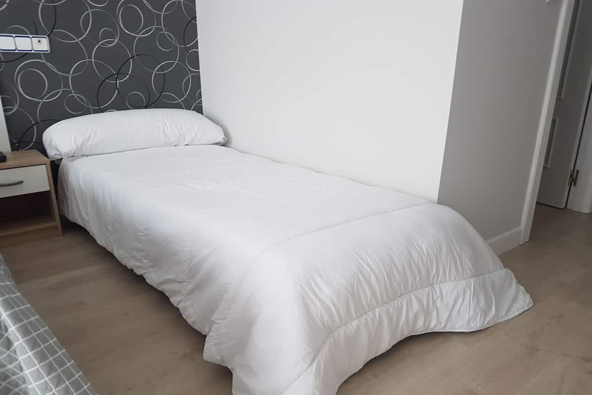 Driepersoonskamer | 1 slaapkamer, verduisterende gordijnen, gratis wifi, beddengoed