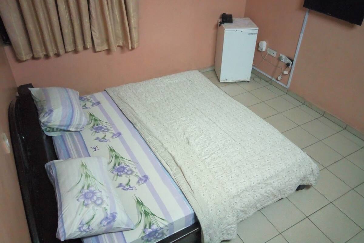 1 habitación, ropa de cama de alta calidad, escritorio y wifi gratis 