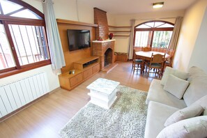 House | Living room | TV, fireplace - My Home - Monte Carlo (Gramado)