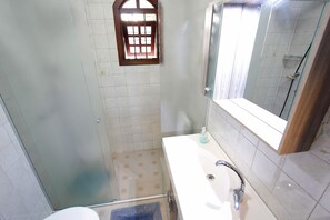House | Bathroom | Shower, free toiletries, towels - My Home - Monte Carlo (Gramado)