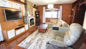 House | Living room | TV, fireplace - My Home - Monte Carlo (Gramado)