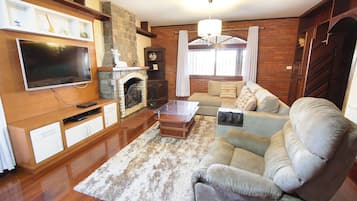 House | Living room | TV, fireplace