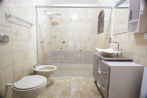 Ferienhaus | Badezimmer | Dusche, kostenlose Toilettenartikel, Handtücher