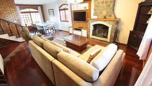 House | Living room | TV, fireplace - My Home - Monte Carlo (Gramado)