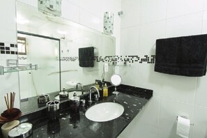Apartment | Badezimmer | Dusche, kostenlose Toilettenartikel, Handtücher