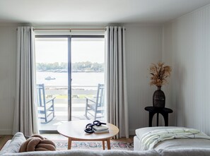 Oceanfront Deluxe King w/ porch | Beach/ocean view - Bluebird Ocean Point Inn (East Boothbay)