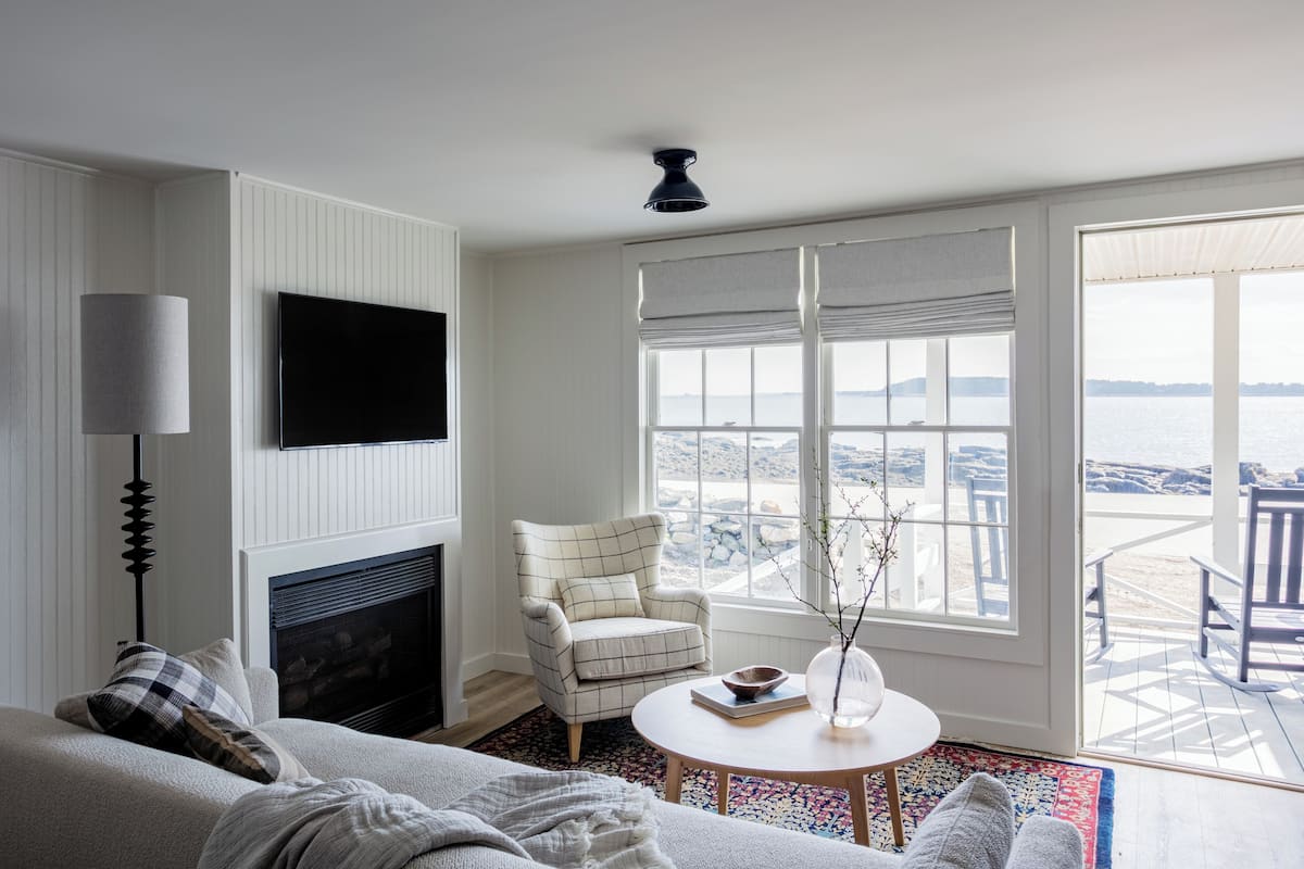 Sea Kist Oceanfront Cottage Suite | Living area