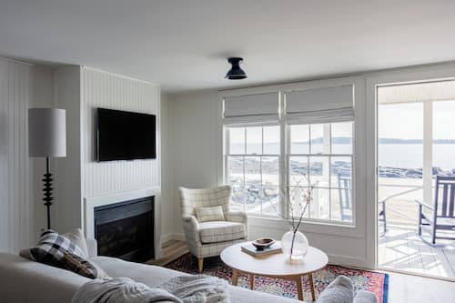 Sea Kist Oceanfront Cottage Suite | Living area