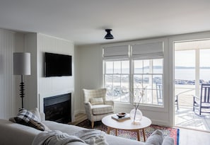 Sea Kist Oceanfront Cottage Suite | Living area | Flat-screen TV