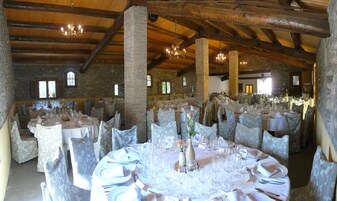 Se sirven almuerzos, cenas y cocina local 