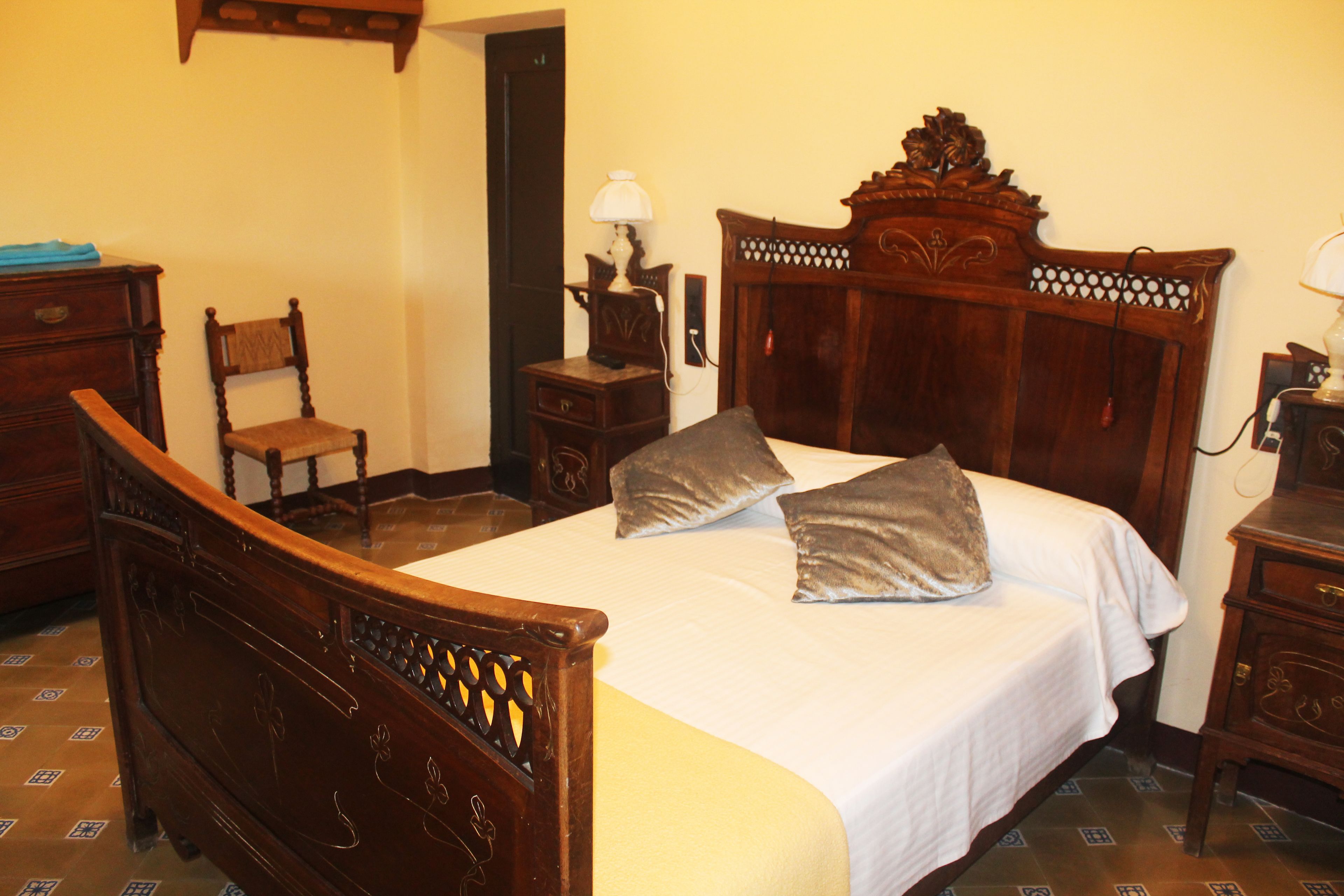 Tweepersoonskamer (Fredolic) | Een laptopwerkplek, een strijkplank/strijkijzer, beddengoed