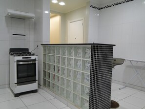 Een koelkast, een microgolfoven