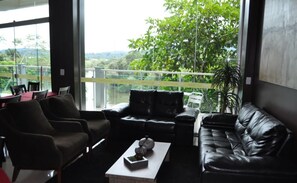 Coin salon dans le hall