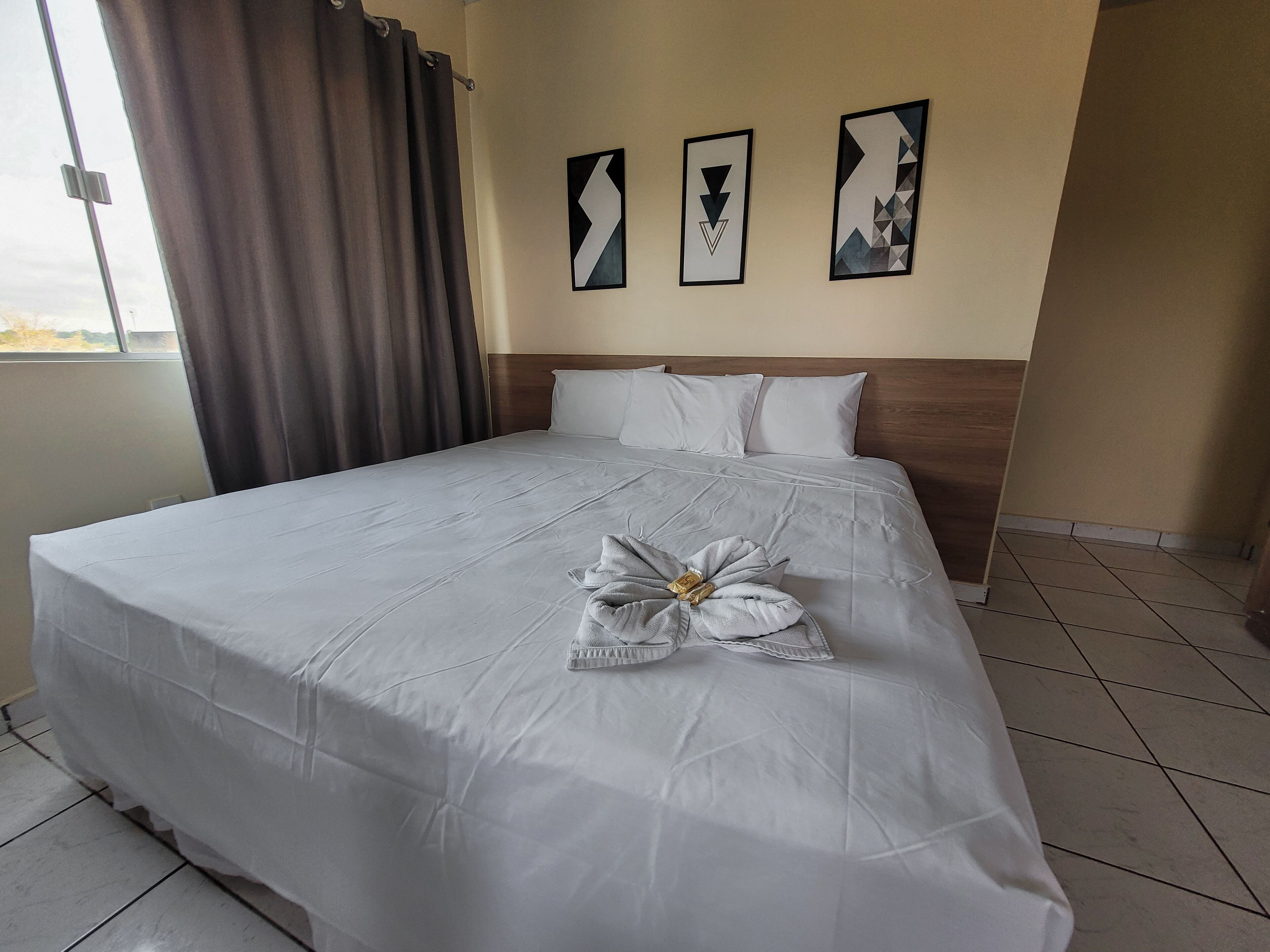 Minibar, muebles diferentes, escritorio y wifi gratis 