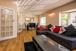 Flat-screen TV - Unique Reading Apartment (Reading)