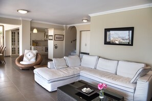 Villa, 5 Schlafzimmer, eigener Pool, Meerblick | Wohnbereich | Flachbildfernseher, Kamin