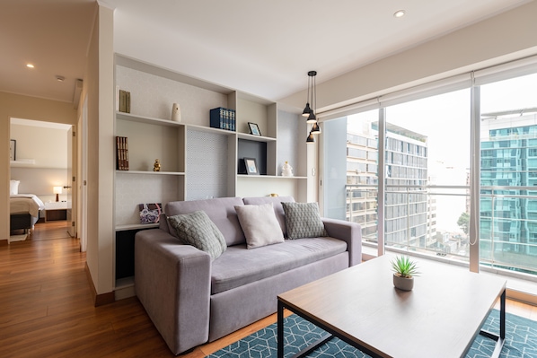 Superior Apartment, 3 Bedrooms, Accessible, Balcony | Area soggiorno | TV a schermo piatto 42 pollici con canali via cavo, TV, Netflix