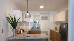 Comfort Apartment, 3 Bedrooms, Accessible, Kitchen | Cocina básica privada | Cafetera o tetera, frigorífico grande, microondas y horno