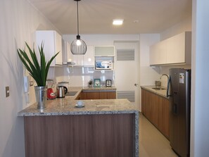 Comfort Apartment, 3 Bedrooms, Accessible, Kitchen | Coin cuisine privé | Grand réfrigérateur, micro-ondes, four, plaque de cuisson