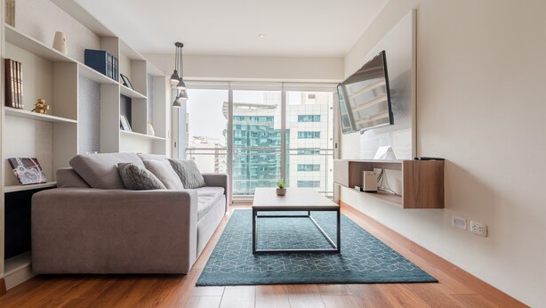 Superior Apartment, 3 Bedrooms, Accessible, Balcony | Zona de estar | Televisión de pantalla plana de 42 pulgadas con canales por cable