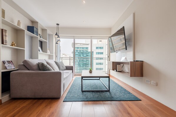 Superior Apartment, 3 Bedrooms, Accessible, Balcony | Coin séjour | Télévision à écran plat de 42 pouces avec chaînes par câble, télévision