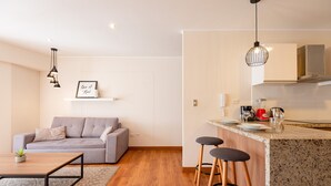 Apartamento básico, 2 habitaciones, accesible para personas con discapacidad, cocina básica | Zona de estar | Televisión de pantalla plana de 42 pulgadas con canales por cable